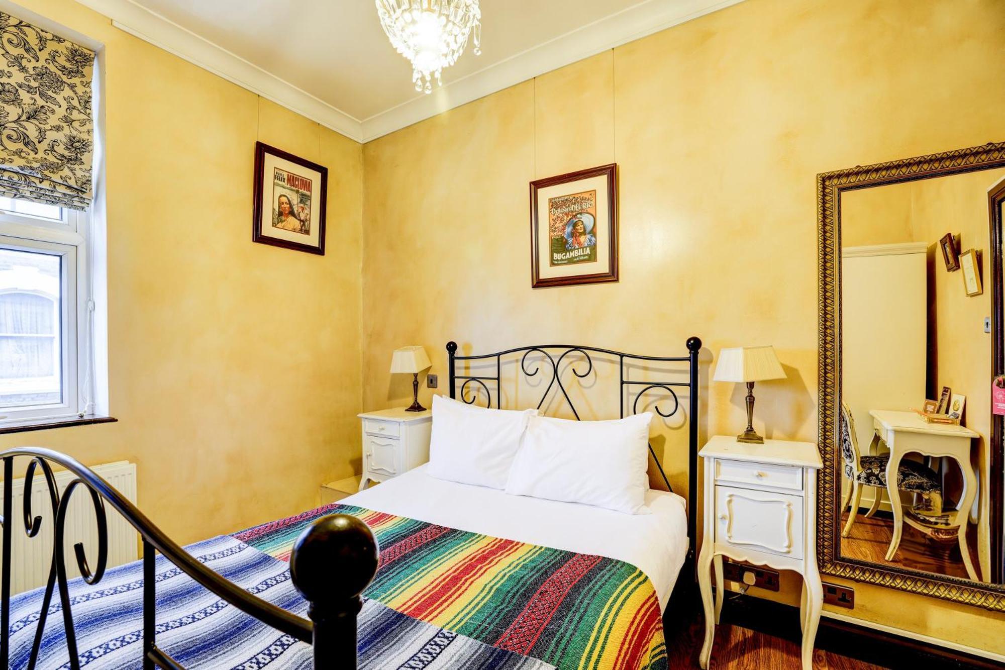 Habitación doble con baño compartido.